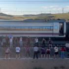Un grup de dansa de la Universitat de Lleida anima passatgers durant l'apagada