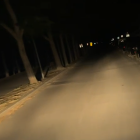 Imatges d'un lector circulant de nit per una Lleida a les fosques