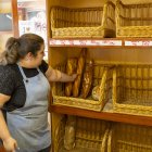 Poques existències ahir a la fleca Llaràs de Balàfia. - JORDI ECHEVARRIA