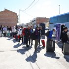 Els viatgers pujant al segon dels busos que els va portar a Barcelona. - DIPUTACIÓ D’OSCA