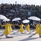 La plaça de la Llotja de Lleida, de gom a gom ahir amb motiu d’una de les exhibicions. - AMADO FORROLLA