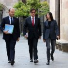 El president Salvador Illa amb els consellers Dalmau i Parlon, ahir al Palau de la Generalitat. - ACN