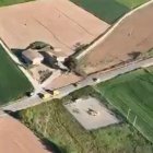Vista aèria de l’accident de Juneda, que va tallar la carretera. - TRÀNSIT