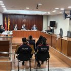 Els dos acusats –l’home està en presó preventiva–, ahir a la banqueta de l’Audiència. - A. GUERRERO