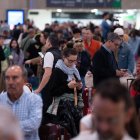 L’estació de Sants de Barcelona, plena ahir pels efectes generats per l’apagada elèctrica de dilluns. - ROSA VEIGA / EUROPA PRESS