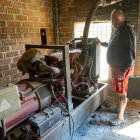 Néstor Serra mostra el grup electrogen de la seua granja avícola a Artesa de Lleida. - JORDI ECHEVARRIA