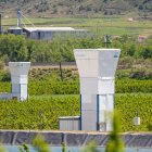 Aquests dos canons antigranís estan instal·lats en una zona de fruiters de Saidí, entre l’Horta de Muro i la Vall de Banyils. - JORDI ECHEVARRIA