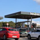Conductors proveint-se de combustible després d’un dia en blanc. - AMADO FORROLLA