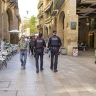 Agents patrullant ahir per l’Eix Comercial de Lleida. - JORDI ECHEVARRIA