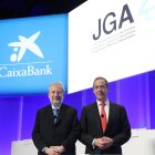 El president de CaixaBank, Tomás Muniesa; i el conseller delegat de l'entitat, Gonzalo Gortázar; a la junta general d'accionistes del 2025.