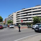 Una agent regulant el trànsit a l’Ll-11 amb Estudi General. - AMADO FORROLLA