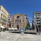 Treballs ahir, amb una grua, a la plaça Sant Joan. - L.G.