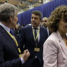 Carlos Mazón i Alberto Núñez Feijóo es van saludar en el congrés del PPE a València. - EFE/ KAI FÖRSTELING