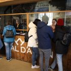 Turistes arribant a un hotel de la Val d’Aran durant la Setmana Santa passada. - EDGAR ALDANA