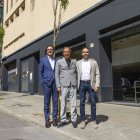 Gaby i Gabriel Masfurroll amb Marc Farrà (gerent) davant del Frontó, a uns metres de la clínica. - JORDI ECHEVARRIA