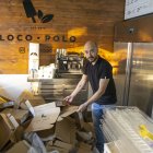 Aquest negoci no va poder vendre els seus gelats dilluns i va decidir regalar-los. - JORDI ECHEVARRIA