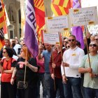Pancartes reivindicant millores laborals per als jardiners en la marxa convocada per UGT i CCOO. - AMADO FORROLLA