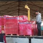 Preparatius ahir abans que el camió sortís cap a València. - OVELLES NEGRES SOLIDÀRIES