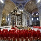 Cardenals assisteixen a la Missa de V Novemdiale en memòria del difunt papa Francesc a la Basílica de Sant Pere. - EFE/EPA/ANGELA GENNARO