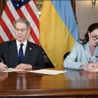 Moment de la firma de l’acord entre els Estats Units i Ucraïna. - EFE/EPA/US DEPARTMENT OF THE TREASURY