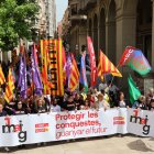 La capçalera de la manifestació d’ahir arriba a l’Eix Comercial després de recórrer diversos carrers del centre de Lleida. - AMADO FORROLLA
