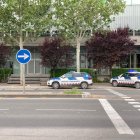 Dos dotacions dels Mossos aquest divendres al matí davant del gimnàs Ekke de Lleida.