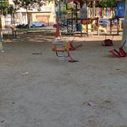 Cadires d’un restaurant destrossades a la plaça. - AVV LA BORDETA