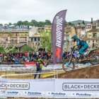 Molt de públic va seguir la primera jornada de la competició a Oliana. - JORDI ODÉN