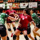 Una acció del partit d’anada entre el Lleida Handbol i el Meaño, disputat dissabte passat. - INGRID SEGURA