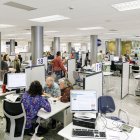 Atenció de contribuents en una delegació de l’Agència Tributària. - EUROPA PRESS