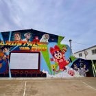 El mural rememora la cultura popular dels 80 i els 90.