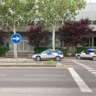 Dos cotxes dels Mossos d’Esquadra a l’exterior del gimnàs.