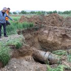 Tècnics de la comunitat de regants assenyalen el forat a la canonada d’aigua, d’uns 20 centímetres. - CHE