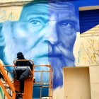 L’artista murcià Jotalo, ahir a la tarda treballant en el seu mural. - GF