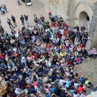 L’entrada del pont llevadís de la Seu Vella va ser ahir escenari de ‘Le guarattelle di Pulcinella’. - AMADO FORROLLA