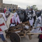 Retirada de víctimes mortals després de la batalla del setge al castell. - LAIA PEDRÓS