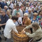 Els pans van ser repartits per representants del consistori i els prohoms. - LAIA PEDRÓS