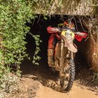 Jaume Betriu, sortint per sota d’un túnel. - JORDI ODÉN
