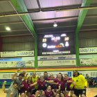 La plantilla lleidatana va celebrar la classificació per a la Final Four a la pista gallega.
