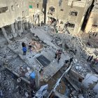Imatge dels danys que van provocar els bombardejos israelians a la ciutat gaziana de Khan Yunis. - EUROPA PRESS
