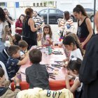 Un grup de nens va participar ahir en un taller sobre figures de fang vinculades al caragol. - INGRID BOSCH