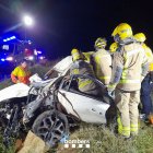 Els Bombers van treballar en l’excarceració de la jove a la C-12 al seu pas per Corbins. - BOMBERS