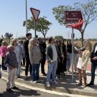 Sánchez, Larrosa, regidors de la Paeria i veïns dels Mangraners van destapar ahir la placa. - INGRID BOSCH