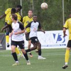 Una acció del partit d’ahir entre el Vallfogona i l’Angulària. - JOAN BOVÉ