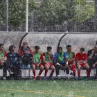 L’Alpicat, refugiant-se de la pluja a la banqueta del Manuel Lorite quan es va aturar el joc. - INDRIG SEGURA