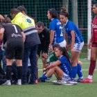 Ari Quintana consola Laura Blasco, entre llàgrimes després del final del partit. - PAU PASCUAL PRAT