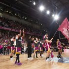 Els jugadors, festejant la permanència virtual al centre de la pista del Barris Nord. - JAVI ENJUANES