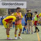 Adri Lleó, amb el dorsal 22, consola Fran Pérez ahir a la conclusió del partit entre l’Andratx i el Lleida. Potser l’últim de la història del club. - JORDI ECHEVARRIA