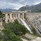 La presa d'Oliana desembassant aigua aquest dilluns / Albert L. Cobo - ACN