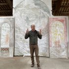 Josep Minguell presentant al seu estudi de Tàrrega els dibuixos preparatoris de les noves pintures murals al fresc que pintarà al tabernacle de Castelfiorentino